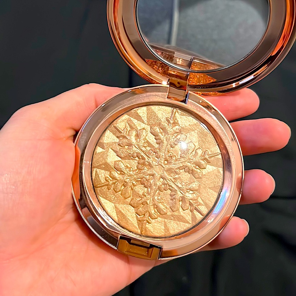 MAC - Whisper of Gilt Highlighter - Picture 5 of 8